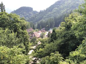 相倉の合掌家屋と石垣のある小道です。