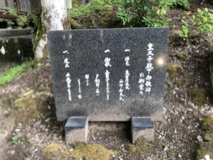 地主神社の社殿と石段です。
