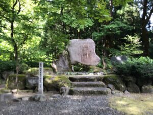 石段を登った先の社殿(相倉・地主神社)です。
