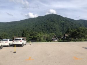 駐車場周辺の案内板と合掌造りです。