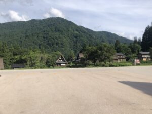 相倉集落の背後にそびえる山々と夏空(標高約400m)です。