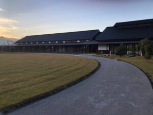 いのくち椿館の入り口から撮った建物。目の間にには広い芝が広がっている　2025年10月撮影