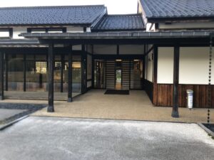 いのくち椿館の入館口 ガラス張りでとてもスッキリとした見栄え　2025年10月撮影