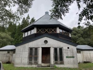 世界的演出家の鈴木忠志氏の別荘だろうか。周りの建物の形式や形とは一線を画していて目を引く建物。