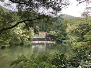 2025年10月撮影。利賀村野外劇場。湖水の上にステージが張り出したユニークな構造で、自然の地形と水面を活かした迫力のある演出が可能になっている。