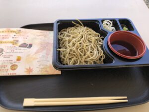 2025年10月25日m利賀そばフェスティバルで立ち並んで買った蕎麦。地元の利賀村と福井と神戸から参加した蕎麦屋さんや同好会に長蛇の列ができた。