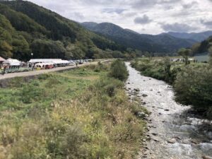 2025年10月そば祭り時撮影。キャンプ場がそば祭りの会場なのだが、その場所に行きつくまで流れている百瀬川を渡る必要がある。この川が一級河川の庄川と合流する。